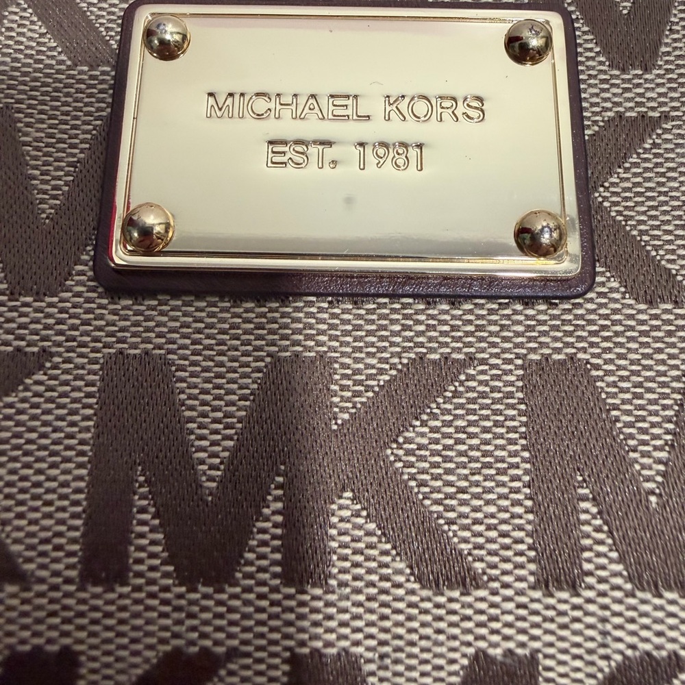 NWOT Michael Kors Beige/Brown MK Logo Zip Wallet - Picture 4 of 11